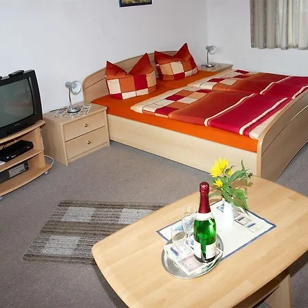 Doppelzimmer-fuer-2-personen-auf-ruegen-z Konukevi *